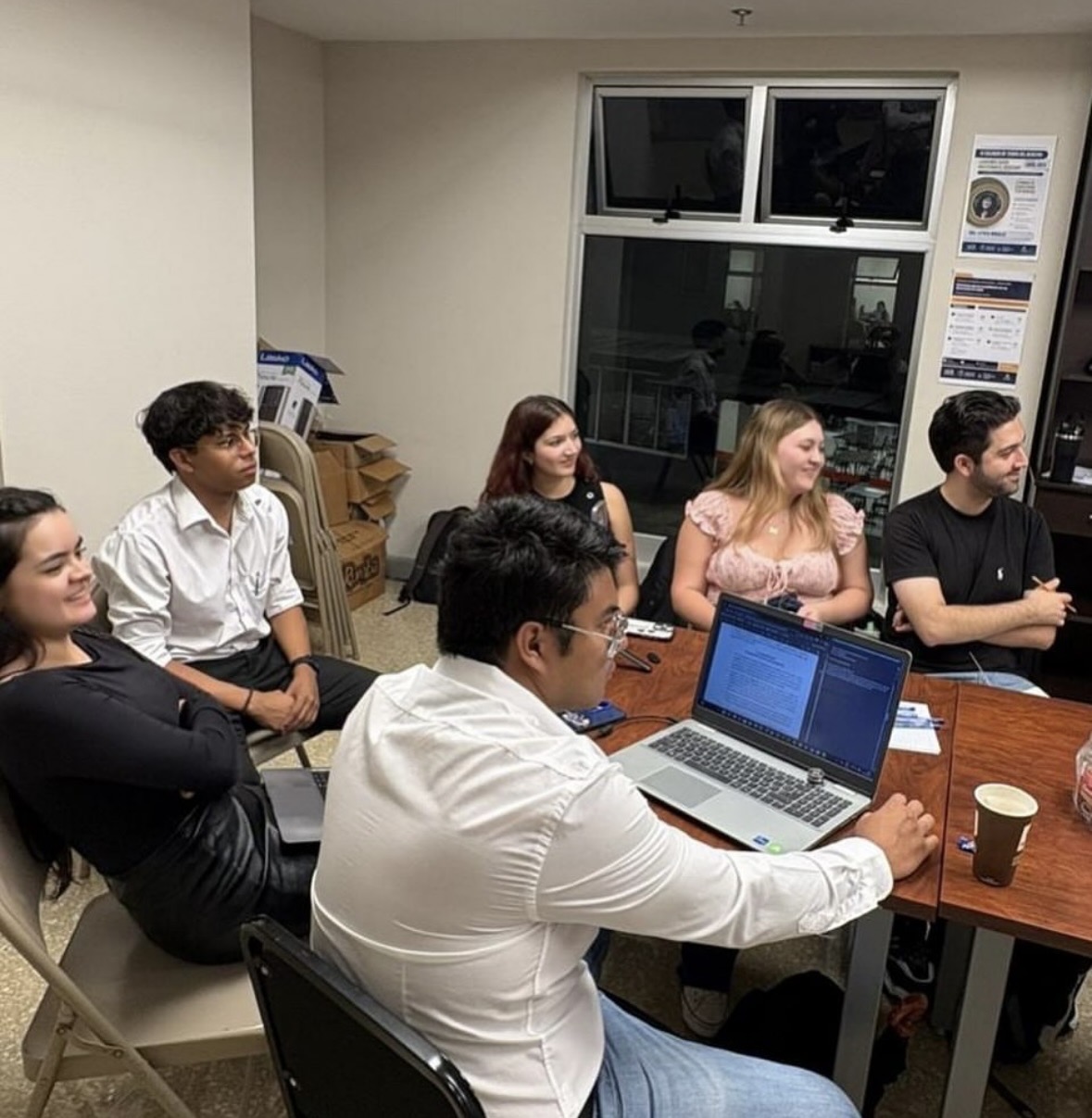 Reunión de trabajo para revisar textos
