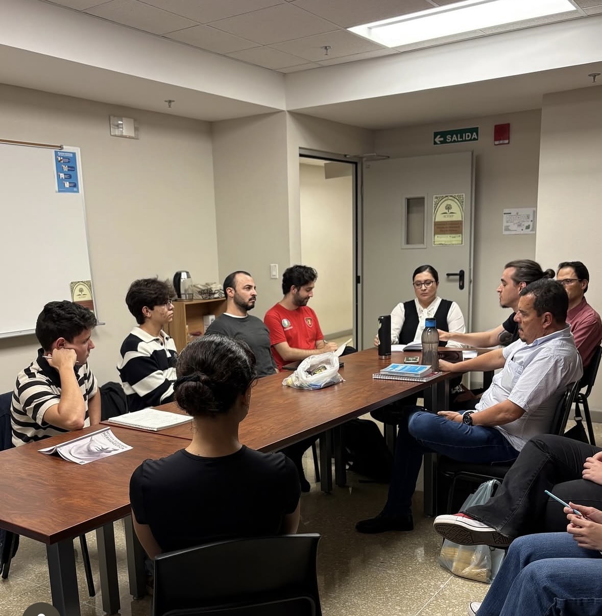 Tertulia académica alrededor de la mesa de trabajo