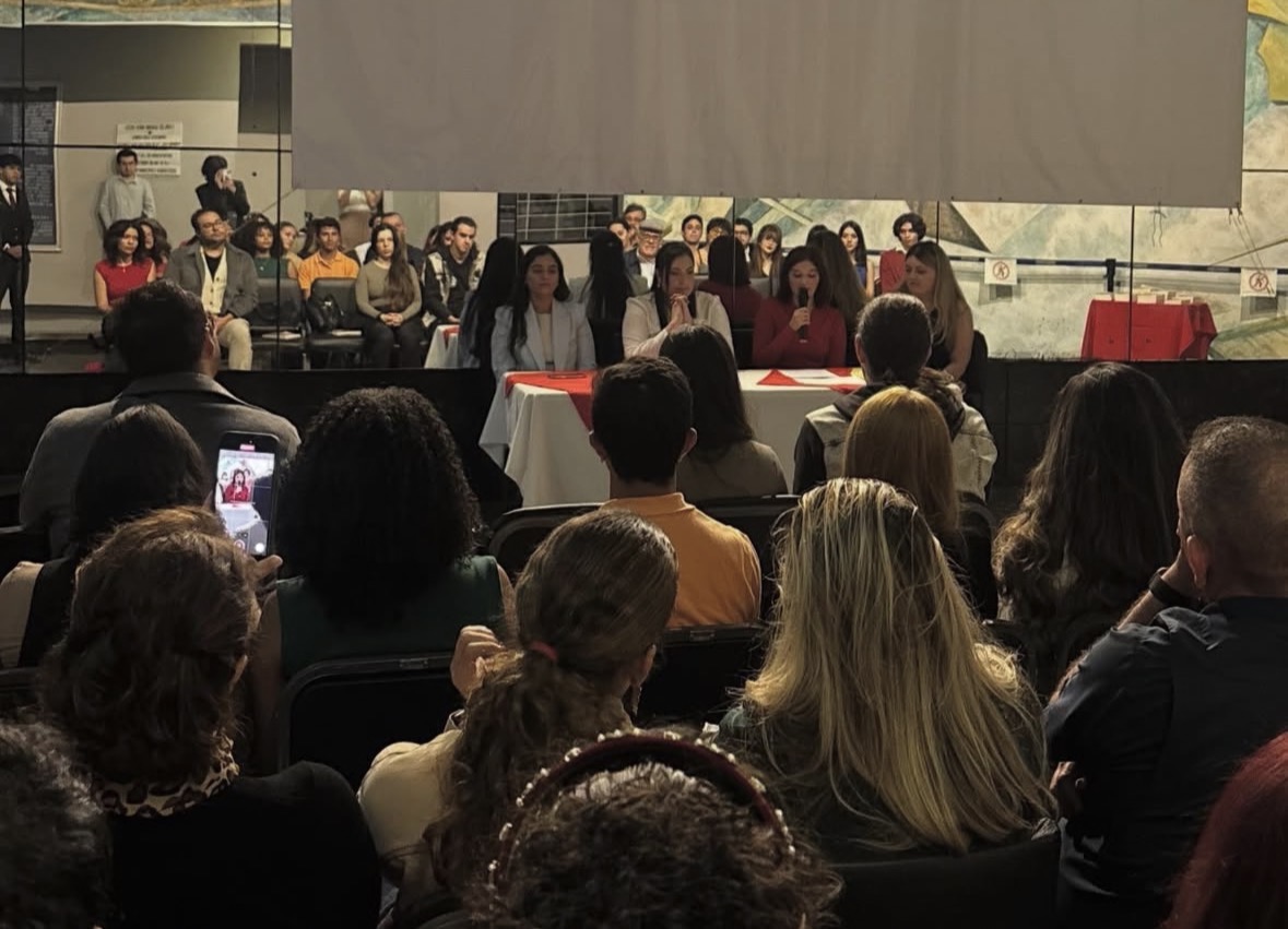 Mesa redonda con panelistas durante el evento