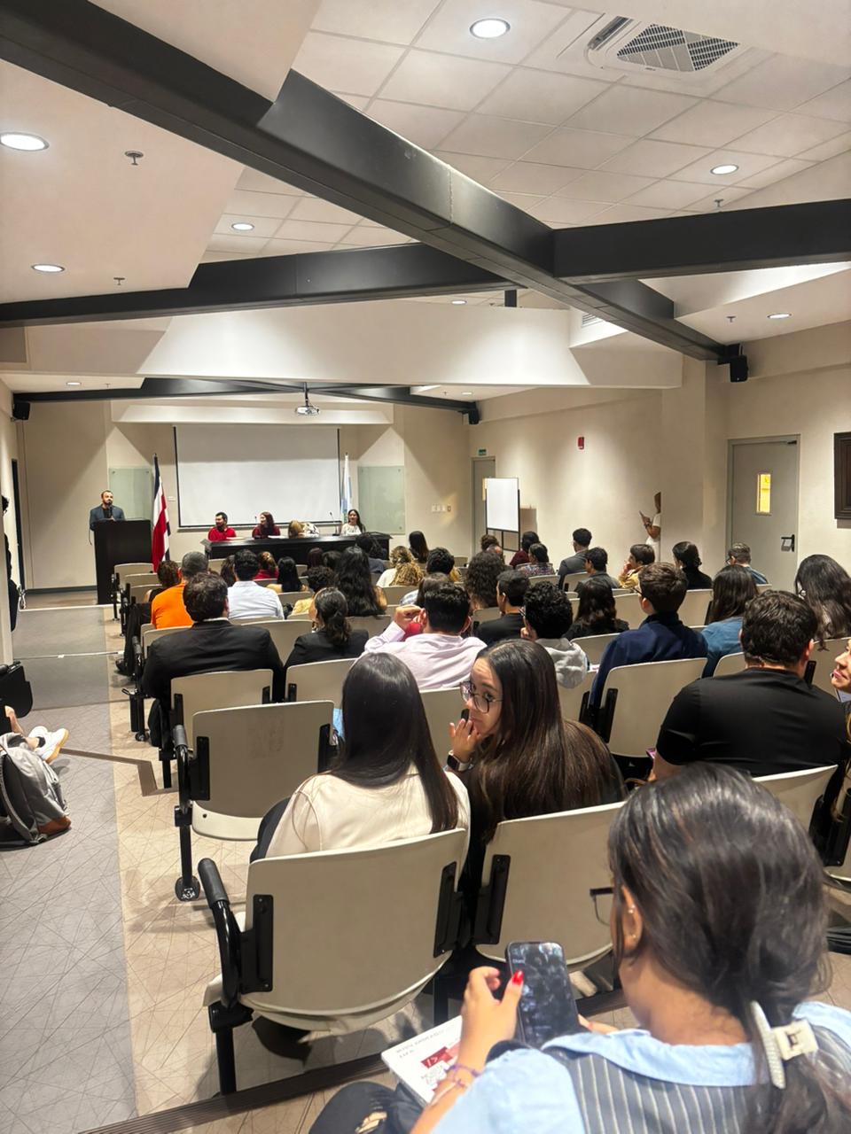 Público asistente a la conferencia de presentación