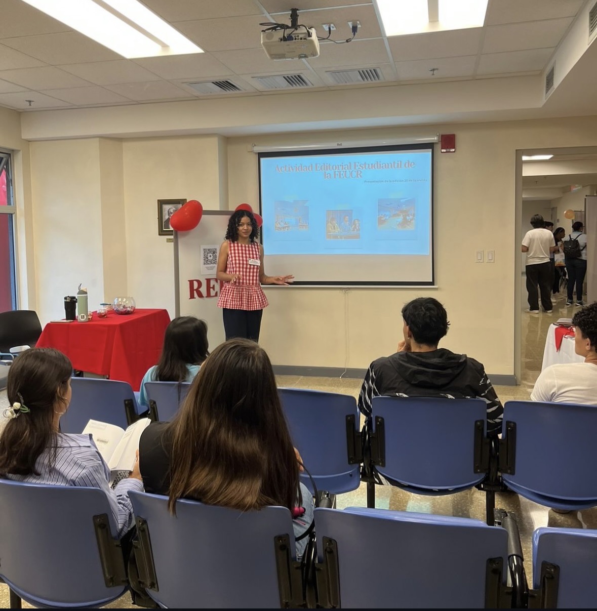 Expositora presentando la actividad editorial estudiantil