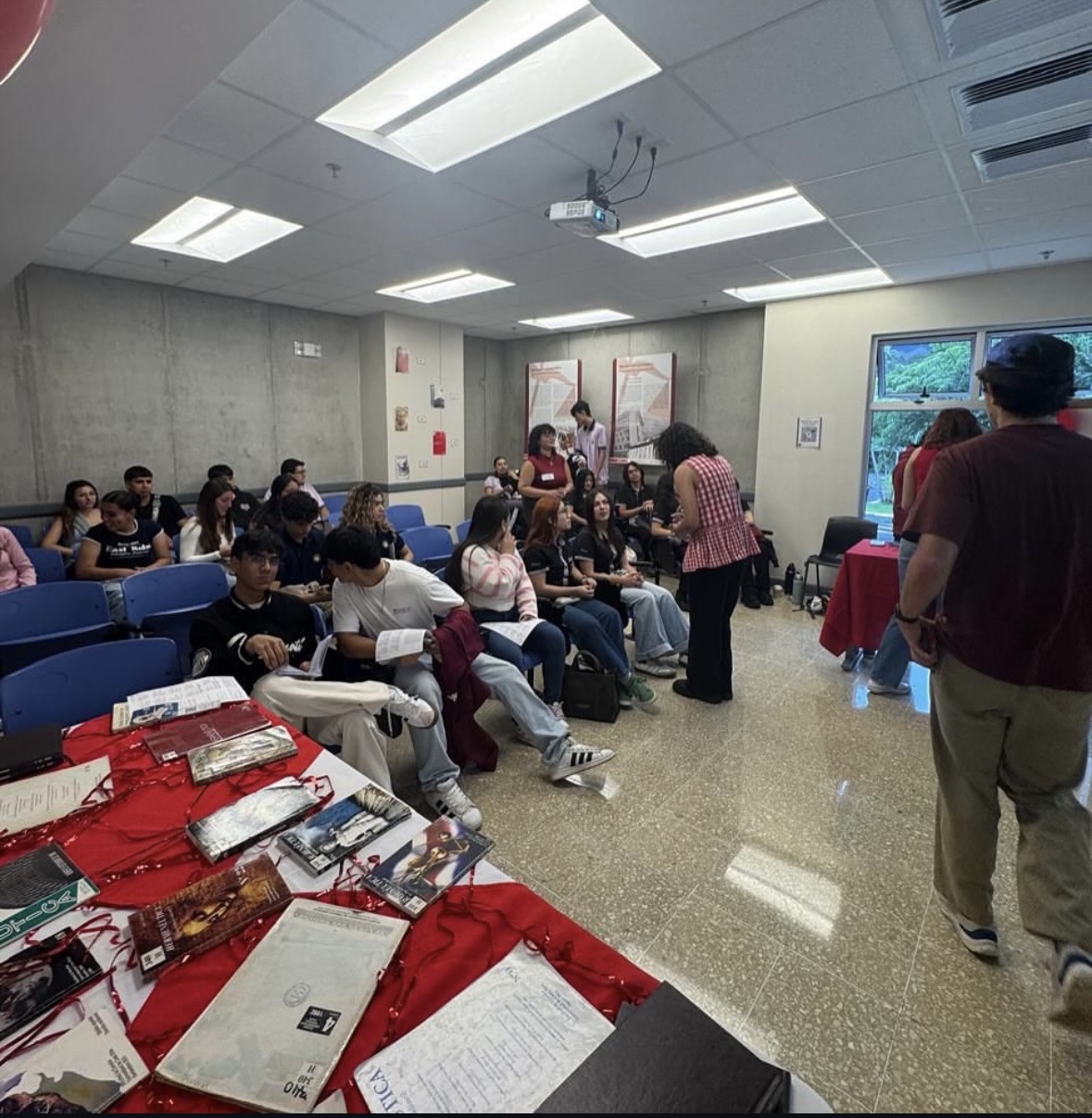 Charla con estudiantes asistentes al evento de la revista